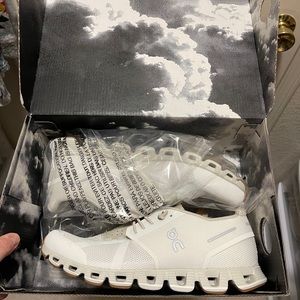 NWT On Cloud running shoe